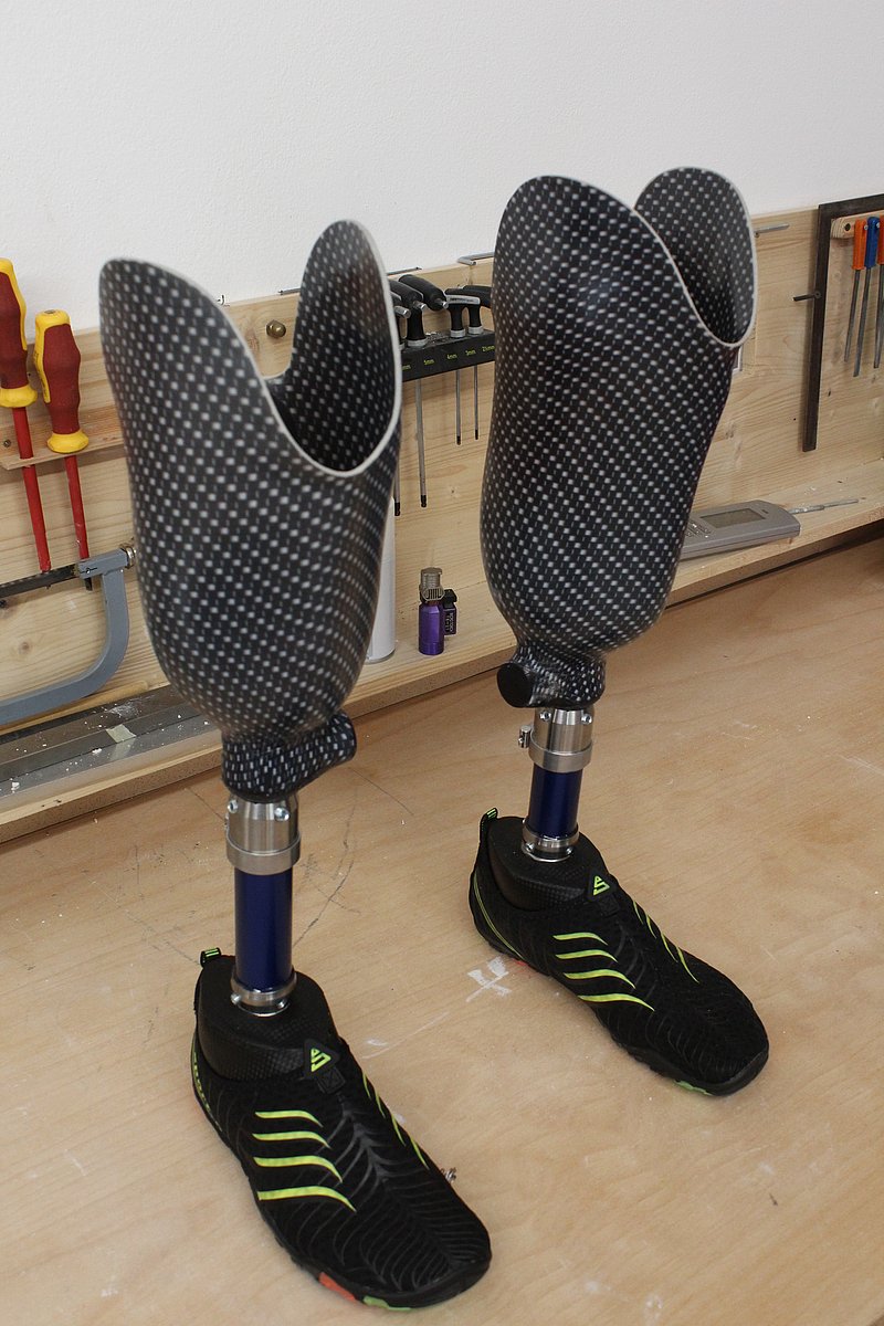 Wasserfeste Unterschenkelprothesen nach Fertigstellung in unserer Werkstatt